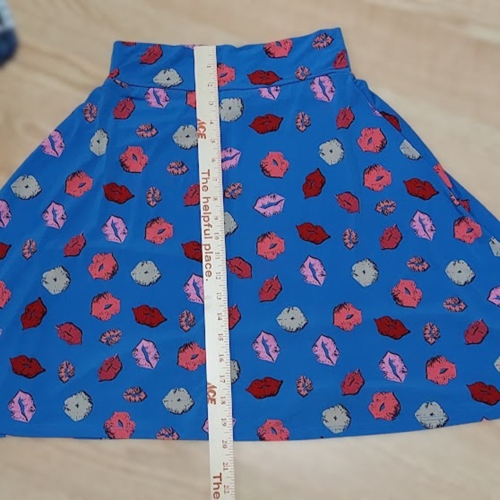 LuLaRoe Girls Blue Lip‎ Print Skater Skirt Size 12 A-Line Stretch Knit Flared - Picture 2 of 4